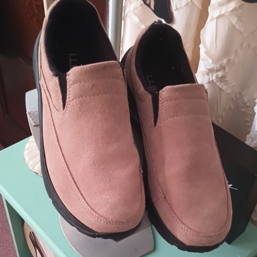 Women's LL Bean Size 7 And 1/2 Tan Suede Slip-On Shoes. Great Rugged Slip Resist
